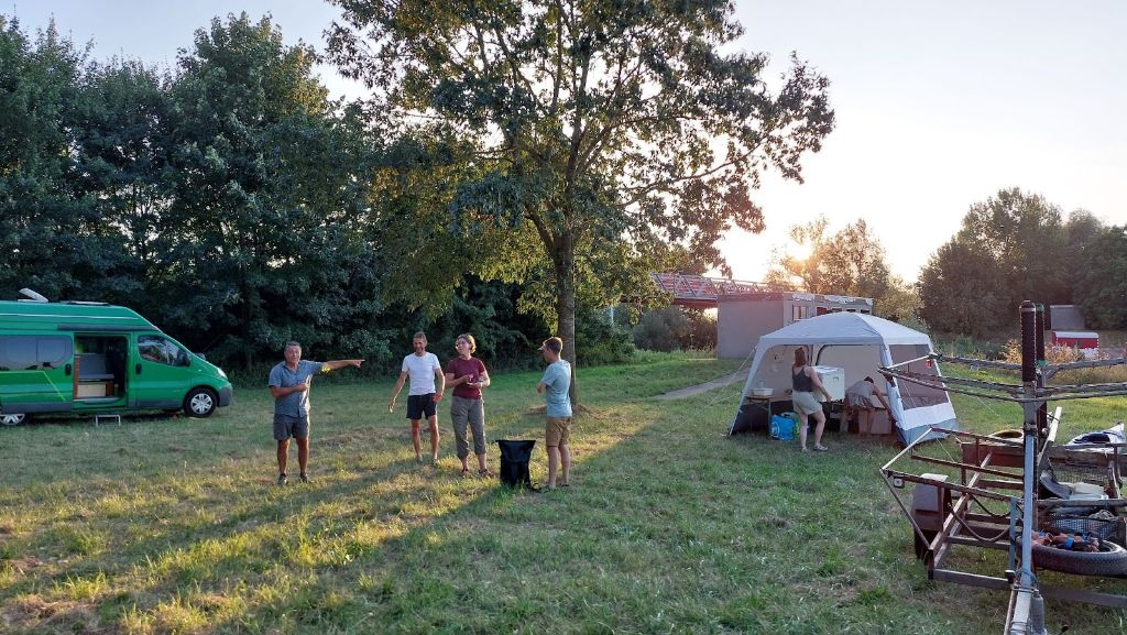 Kamp-opbouw. Emancipatie in volle gang.