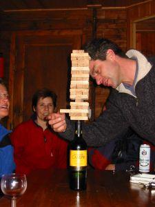 Jenga in zijn basisvorm is voor de doorsnee Batavier al te makkelijk. Jenga bovenop een wijnfles is weer een nieuwe uitdaging! Het record staat op 12 staafjes eruit gehaald.