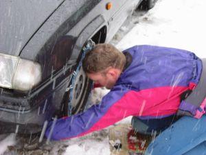 Kouwe klauwen krijg je van dat omleggen van de sneeuwkettingen