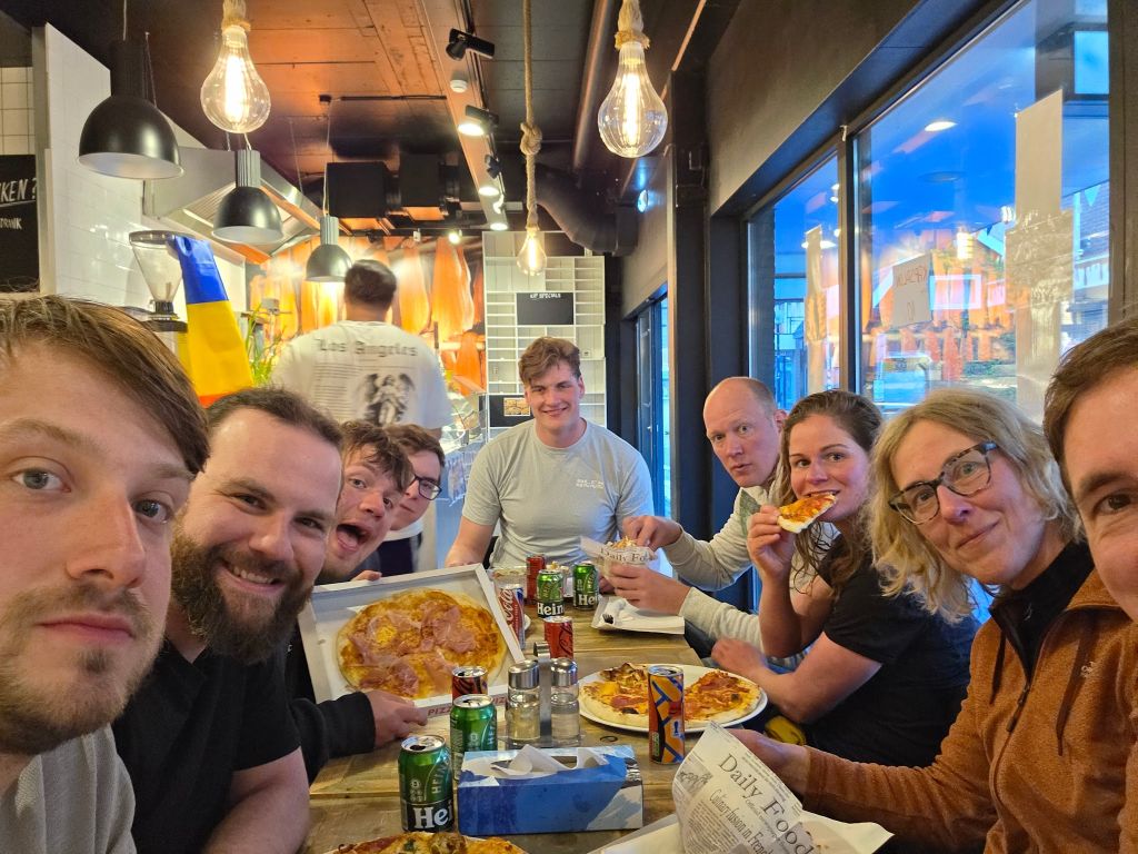 Soms heb je wel eens zo’n schema dat je zowel zaterdag- als zondagochtend om 8u moet beginnen. Maar dit keer was het anders: we speelden juist op zaterdagavond om 19:30 nog. Gelukkig was er nog een tot kebabzaak omgetoverde viswinkel open.