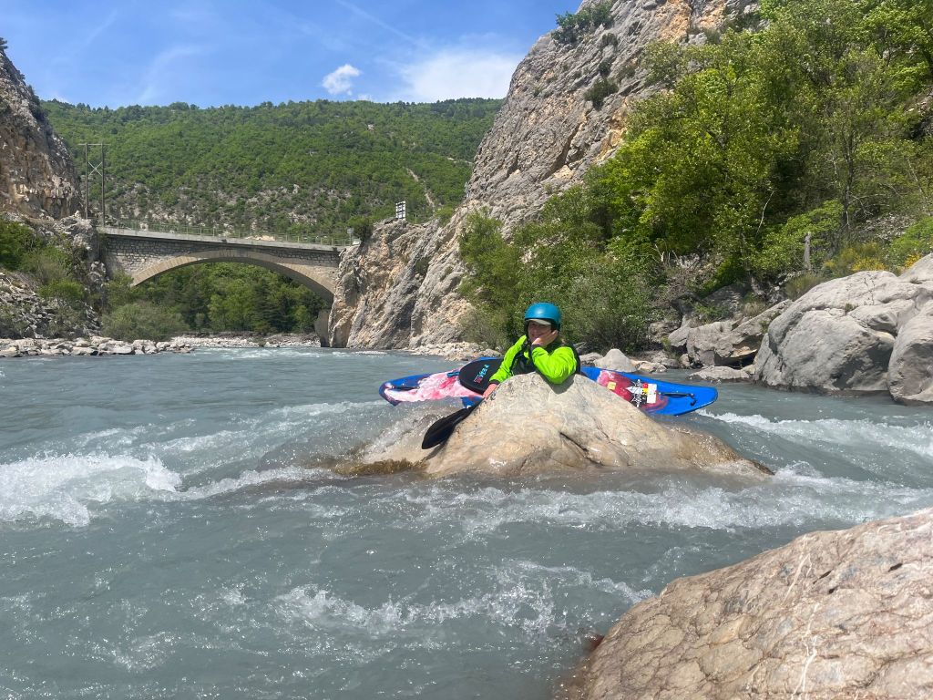 Beatrix laat zien hoe je chill een steen knuffelt