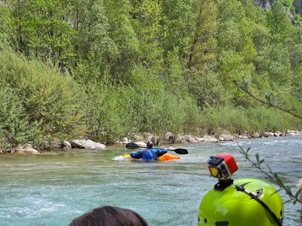 De hele lunchgroep kijkt vermaakt toe