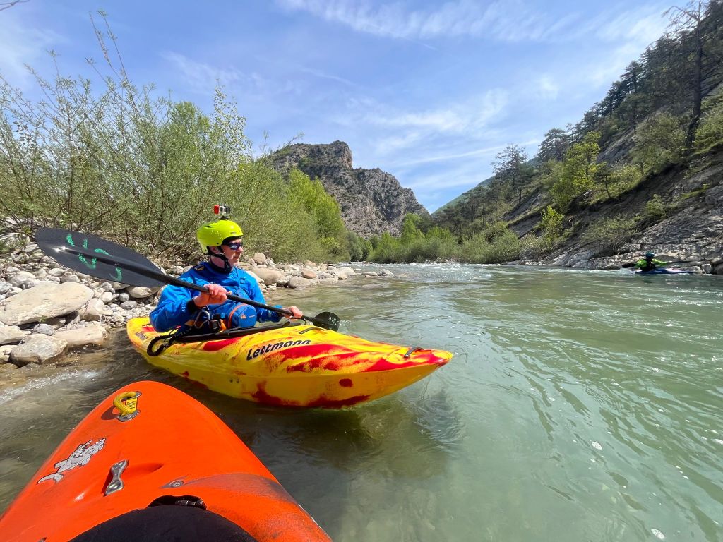 Na een zelfgeleerde les is Gert uitgerukt in een groter stuk plastic, maar of dat vandaag nodig was...