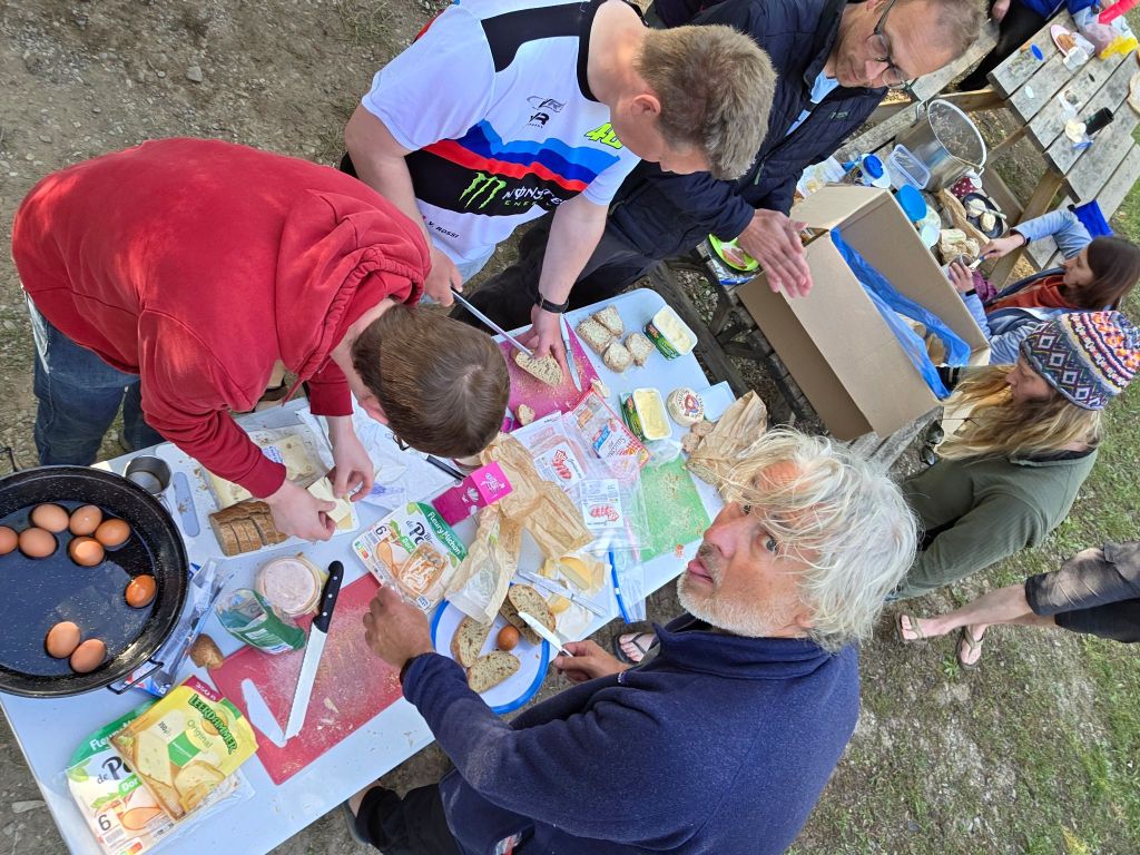 De gecontroleerde chaos van de ontbijttafel