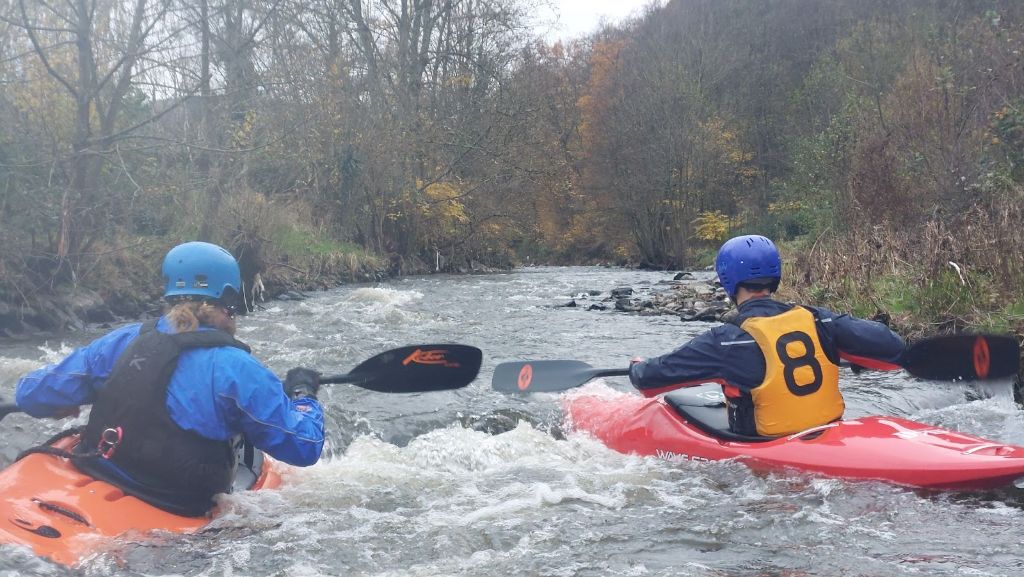 Axel en leermeester testen een walsje in de uitstroom van de Salm