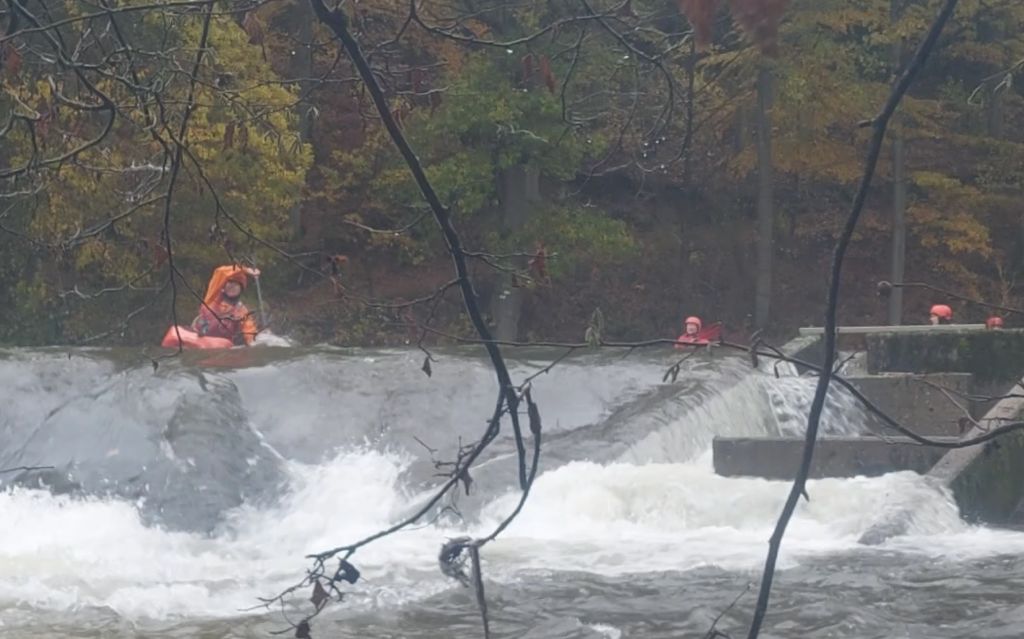 Anke laat hier zien wáár je de stuw net voor Stavelot neemt