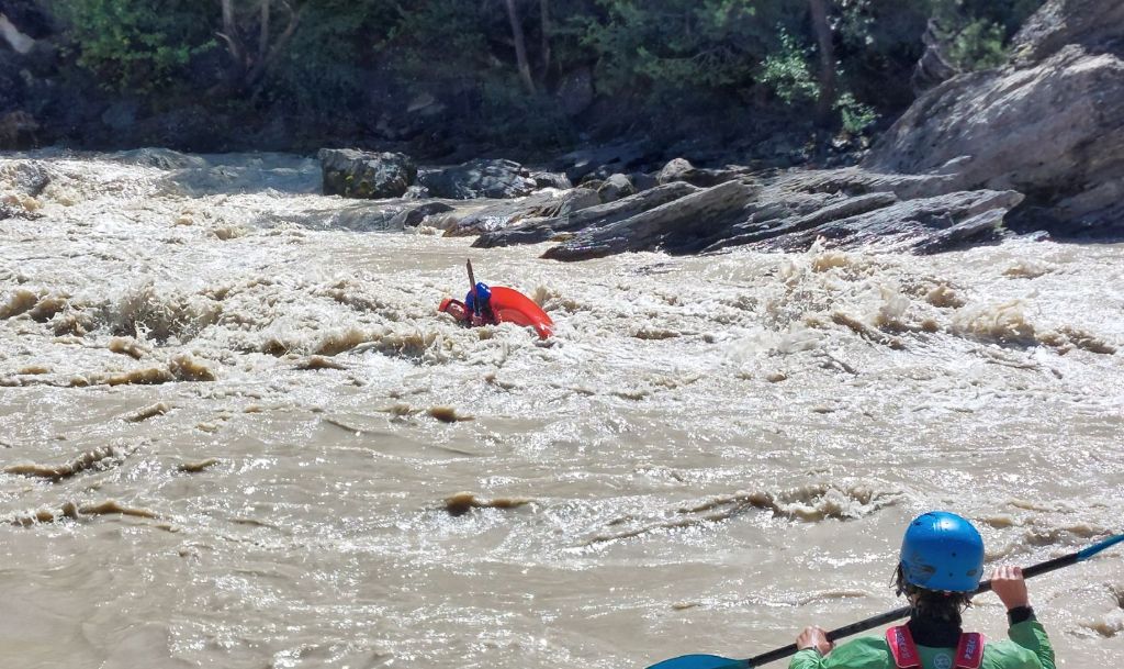 J. hangt even schuin