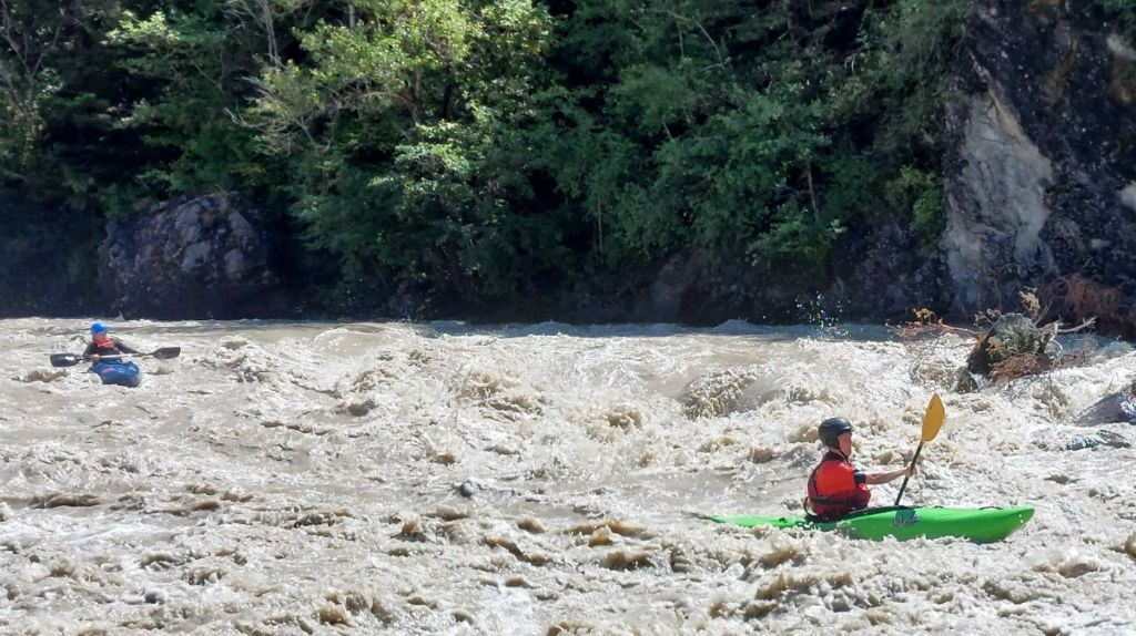 Hier slaat Hanna zich nog peddelend door de golven heen…