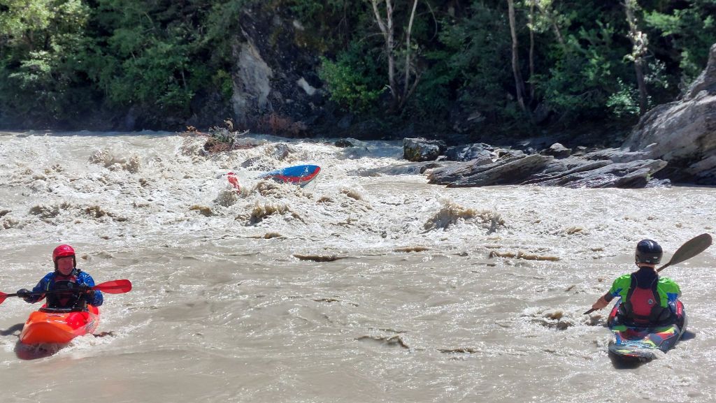 John komt geheel tevreden het keerwater invaren terwijl Dennis door de chocolademelk rolt