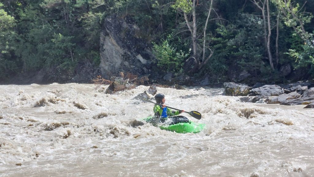 Nora laat zich niet gek maken en blijft gewoon rechtop