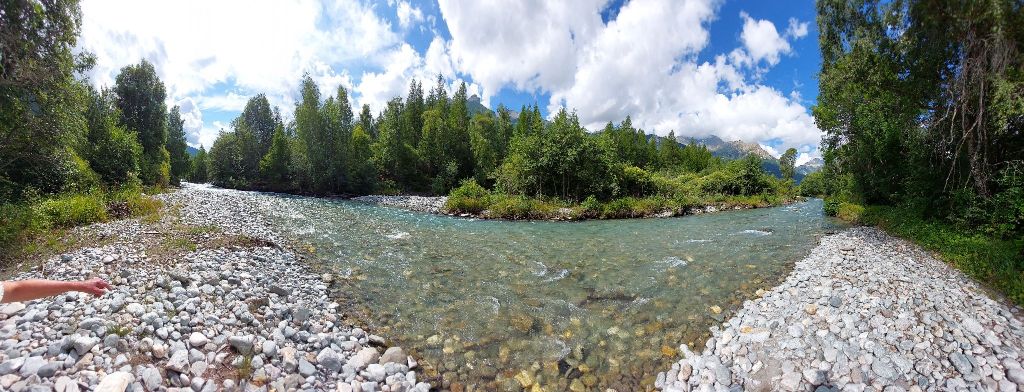 Ingang van de botenkraker is al een paar jaar volledig veranderd. De rivier kwam eerst vanuit wat nu een grindbak aan de overkant is. Zelfstandig uitstappen gaat nog steeds makkelijk helemaal rechts op de foto in het hoekje, maar niet met de hele groep tegelijk.