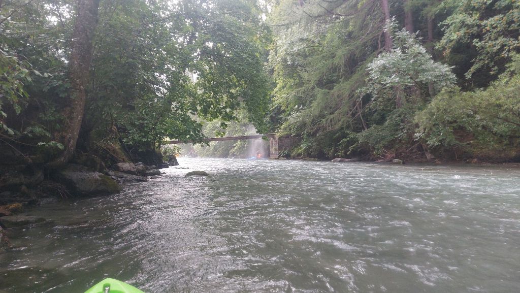 Uitstappen voor de stenenbak onder de skitunnel