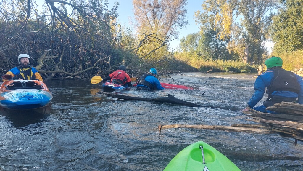 De eerdergenoemde boom. Joeri laat zien waarom 'ie moest schrijven. Rivier-links van deze foto kan je er langs.