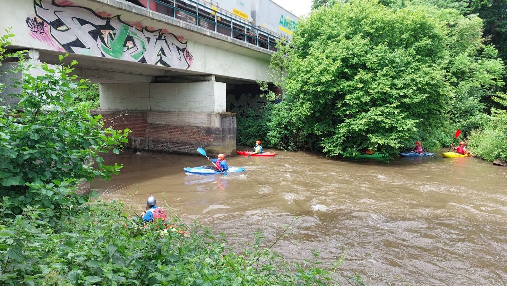 Lilly laat ze traverseren bij de spoorbrug