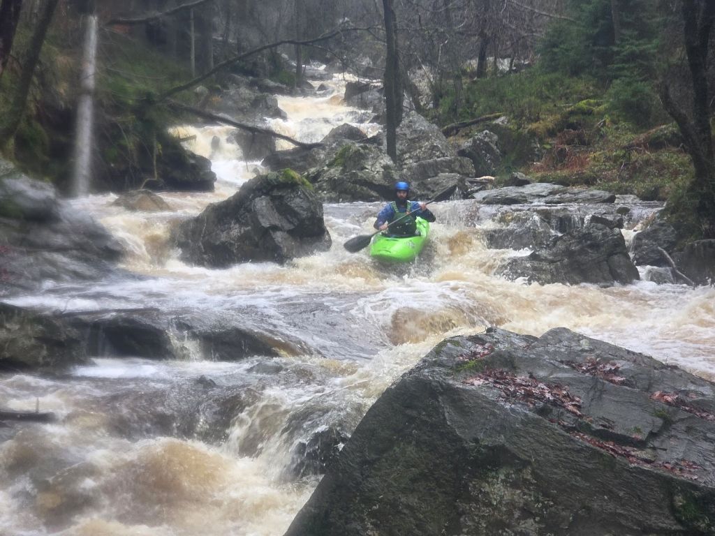 Deze foto is horizontaal genomen, zo kan je mooi zien hoeveel verval de Cascatelles hebben
