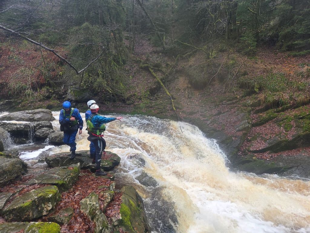 Sjoerd en Paul overleggen, Bart overweegt