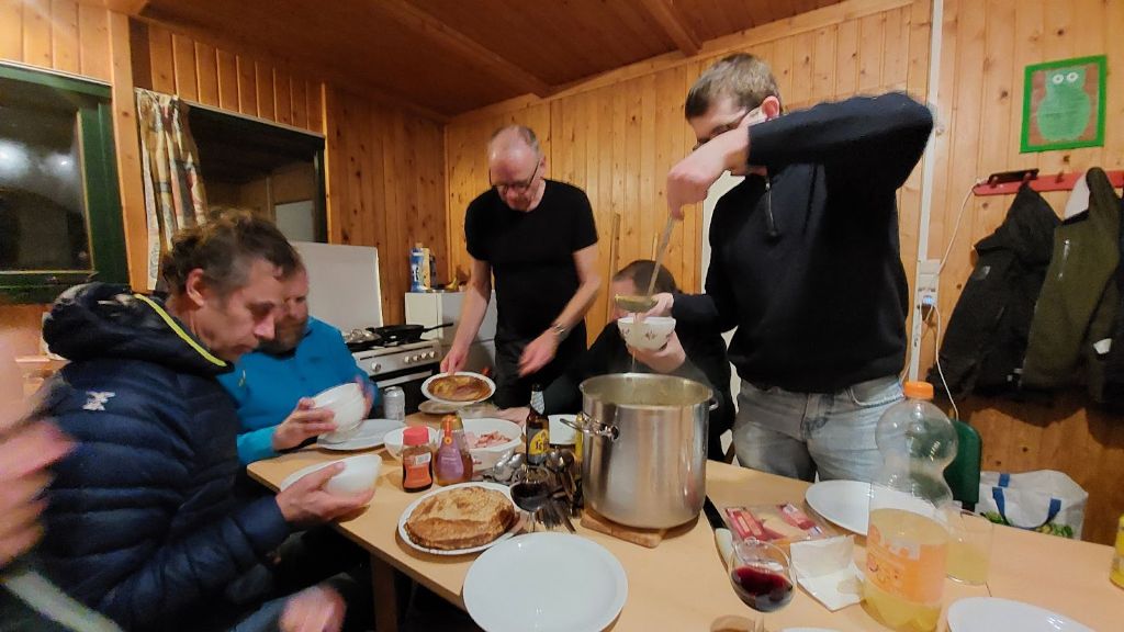 Hans z’n pannenkoeken van molenmeel met daarbij huisgemaakte erwtensoep