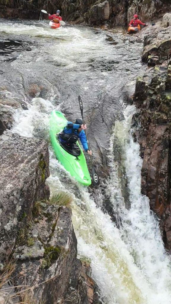 Derde is helemaal over rechts, naar links opkantend
