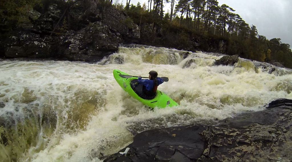 Tom vliegt door het eerste deel van de Cheese Grater… en komt uiteindelijk rivier-rechts uit…